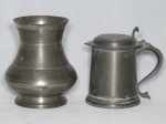 Duas peças em estanho: Tankard e vaso. Apresentam leves desgastes. Alt. 14cm e 15cm