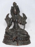 Estatueta representando divindade hindu confeccionada em metal amarelo. Alt. 10cm