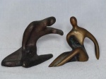 Duas esculturas em bronze representando formas humanas. Estilo contemporâneo. Alt. 5,5cm