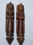 Duas talhas em madeira esculpidas em formas de figuras indianas. Alt. 23cm.