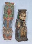 Duas peças em madeira policromada sendo uma talha esculpida em motivos indianos e uma representando mãe com filho. Alt. 24 e 19cm.