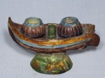 Conjunto para incenso em cerâmica vitrificada e policromada. Base na forma de barca. 9 x 16 x 6cm.