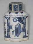 Antiga garrafa para saquê em porcelana chinesa branca, decoração de paisagens e cotidianas típicas. Tampa com bicado e lascado. Alt. 20cm.