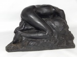Escultura em resina preta reproduzindo a escultura "Andrômeda", de Auguste Rodin. Selo de reprodução do Museu do Louvre. 22 x 47 x 35cm.