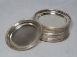 Doze manteigueiras redondas em prata inglesa, anos 50, contraste Richard Comyns. Diam. 6cm