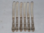 Seis facas para pastas, cabos em prata inglesa decorado com volutas e acantos. Comp. 16cm. Peso bruto aproximado