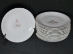 Treze pratos para sobremesa em porcelana nacional branca, borda filetada à ouro, centro aplicado com pinturas de rosas, 4 apresentam bicados, marcadas RENNER. Diam. 18cm