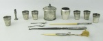 Quatorze peças em prata contrastada, de diversos modelos, decorações e procedências, sendo 7 copinhos, pote para algodão, com recipiente interno em vidro, 2 colheres para café, sinete, abridor de cartas e caneta bico de pena, com cabos em ponta de presa e peça para toilette com gancho em metal. Apresentam pequenas perdas. Alt. pote para algodão 8 cm. Peso total de todas as peças 345 g.