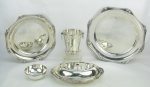Cinco peças para serviço de mesa em metal espessurado a prata, com marca da manufatura Fracalanza, sendo 2 travessas circulares, saladeira, balde para gelo e lavanda.