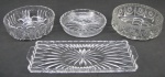 Quatro peças em cristal com diversas lapidações, sendo dois bowls, petisqueira e bandeja para rocambole, tendo esta bicado na borda. Med. maior e menor 7x21 e 3,5x19,5 cm.