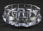 Bowl em grosso cristal europeu, com lapidações em sulcos bisotados e largos gomos. Pequeno bicado na borda externa. Med. 9,5x22 cm.