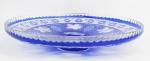 Centro de mesa em cristal, na tonalidade doublet azul. Lapidações em cachos de uva, parreiras, dedão e sulcos bisotados. Med. 6,5x33 cm.