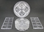 Quatro peças em cristal com lapidações diversas, sendo bowl, prato para bolo e duas bandejas para rocambole, estas apresentando pequeno bicado na parte de baixo, somente visíveis quando viradas. Diam. prato 30 cm.