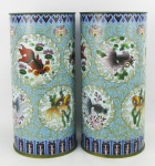Antigo par de vasos tubulares em cloisoné policromado. Decorados com diversas cenas marinhas com peixes e diversos peixes em reserva. Interior na cor azul. Marca na base. Alt. 30 cm.