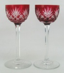 Par de taças para aperitivo de coleção, em cristal europeu, na tonalidade translucida e rosa. Lapidações em sulcos bisotados e estrelas. Haste sextavada. Alt. 12 cm.