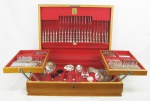 Faqueiro completo para 12 pessoas, em metal espessurado a prata, com marca da manufatura Wolff, composto de 12 facas grandes, 12 garfos grandes, 12 colheres grandes, 12 facas para sobremesa, 12 garfos para sobremesa, 12 colheres para sobremesa, 12 facas para peixe, 12 garfos para peixe, 12 colheres para chá, 12 colheres para café e 10 peças para serviço. Na caixa. Total 130 peças.