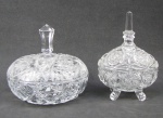 Dois potiches em cristal translucido, decorados com lapidações de rosetas e sulcos bisotados. Alts. 19 e 16,5 cm.