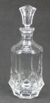Licoreiro em cristal tcheco, com etiqueta da cristallerie Bohemia, decorado com lapidações dedão e em sulcos. Alt. 29 cm.