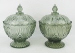 Par de compoteiras de coleção, anos 60, em vidro prensado na cor fumê, com trabalhos de jaca, sulcos e gomos. Alt. 20 cm.