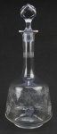 Licoreiro em cristal com lapidações em satiné de flores, frutas e folhagens. Alt. 31,5 cm.