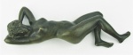 Raro pisa papéis em bronze europeu, na forma de Nú feminino em repouso. Comprimento 20,5 cm.