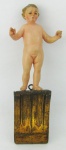 Menino Jesus - Imagem em madeira policromada, do sex. XIX. Este se encontra sobre peanha de parede em madeira dourada e entalhada. Alt. total 19,5 cm.