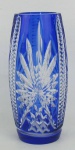 Vaso em cristal na tonalidade azul e translucida com lapidações em sulcos bisotados. Apresenta pequena colagem na base. Alt. 20 cm.