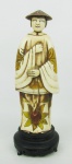 Escultura em ponta de presa esculpida na forma de oriental, com policromia. Alt. 20 cm.