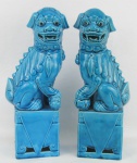 Par de estatuetas em porcelana esmaltada, na cor azul, representando "Casal de cães Fó". Alt. 29,5 cm.