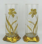 Antigo e belo par de vasos tubulares em cristal europeu, decorados ao estilo Art-Noveau, com pintura floral e folhagens em dourado. Base em metal banhado de dourado com trabalhos em relevo. Minúsculas marcas do tempo no dourado da base. Alt. 21,5 cm.