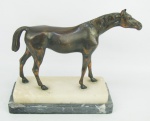 Escultura em bronze patinado, representando "Cavalo". Base em dois degraus, sendo um em alabastro e o outro em mármore rajado. Mármore com pequenos bicados nas pontas. Med. total 22x22x10 cm.