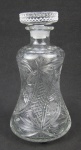 Licoreiro em cristal translúcido, decorado com lapidações de sulcos, bico de jaca, frisos e rosetas. Alt. 24,5cm.