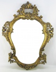 Belo espelho estilo barroco-rococó, em madeira dourada, profusamente entalhada com vazados, flores, folhas e volutas. Florão no ápice. Med. 90x69 cm.