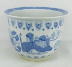Cachepot em porcelana com decoração floral e arabescos nos tons de azul. Med. 21,5x30 cm.