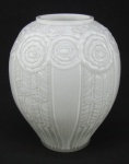 Vaso art-deco, em vidro na cor leitosa, decorada com arabescos, frisos e gomos em relevo. Alt. 21,5 cm.
