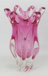 Vaso em grosso cristal na tonalidade translúcida e rosa, com trabalhos em largos gomos. Borda com vazados e ondulações elevadas. Alt. 25 cm.