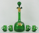 Conjunto de licoreiro e 4 copinhos em vidro veneziano na cor verde com pintura floral policromada e esmaltada, com dourado. Alt. licoreiro 26 cm.