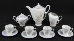 Serviço para chá anos 60, em porcelana Real, decorada com flores e folhas em policromia. Composto de bule, leiteira, açucareiro e 4 xícaras. Alt. bule 17 cm.
