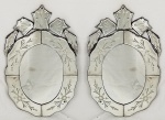 Par de espelhos venezianos, ovalados e decorados com flores e folhas em satiné. Florão no ápice. Med. 53x33 cm. Pequenas marcas do tempo.