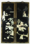 Belo par de placas em laca chinesa, decoradas com pintura e trabalhos em madrepérola, formando cenas lacustres. Med. 91x30 cm.