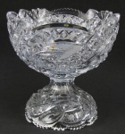 Centro de mesa, formado por duas partes em cristal tcheco, com lapidações em estrelas, rosetas, sulcos, tijolinho e dedão. As peças podem ser usadas separadas. Base com dois bicados. Alt. total 26,5 cm.