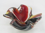 Cinzeiro para charuto em murano policromado e translúcido, trabalhado com recortes e ondulações. Med. 11,5x24x22,5cm.