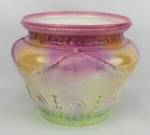 Cachepot em faiança alemã policromada, com marca da manufatura Bonn Franzant Mehlem na base, decorado com guirlanda de folhas, perolados, flores e volutas em relevo. Parte interna da aba com fio de cabelo. Med. 20x26,5cm.