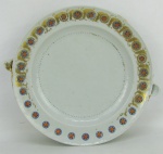 Antigo prato em porcelana oriental, Cia das Índias, do Séc. XIX. Decorado com flores no tom laranja e detalhes em azul e dourado. Possui um compartimento interno para agua quente, mantendo assim a comida aquecida. Dourado com desgastes. Med. 4,5x24,5x28cm.