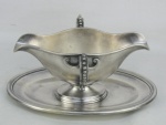 Molheira em metal francês, espessurado a prata, com marca da manufatura Ercuis na base. Alças decoradas com folhagens, volutas e perolados em relevo. Base numerada e contrastada. Pequenas marcas de uso. Med. 10x22,5x16cm.