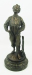 Ass. Ilegível - Escultura do séc. XIX, em bronze europeu, representando "Estudante". Assinada e datada de 1892. Base em mármore. Alt. total 21,5 cm.