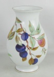 Vaso em porcelana inglesa, com marca da manufatura Royal Worcester na base, decorado com frutos, folhas e flores em policromia. Detalhes em dourado. Alt. 21,5cm.
