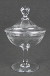 Compoteira em cristal francês, da Cristallerie St. Louis, decorada com lapidações frisadas. Pega da tampa com facetados. Alt. 21,5cm.
