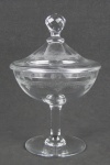Compoteira em cristal francês, da cristallerie St. Louis, decorada com lapidações frisadas. Pega da tampa com facetados. Alt. 22cm.