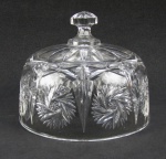 Tampa de queijeira em cristal lapidado em rosetas e sulcos bisotados. Med. 12,5x15,5 cm,